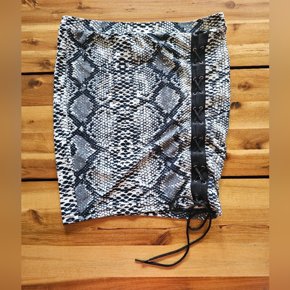 Peachy Girl Snakeskin Print Mini Skirt | Size: Small | Stretchy